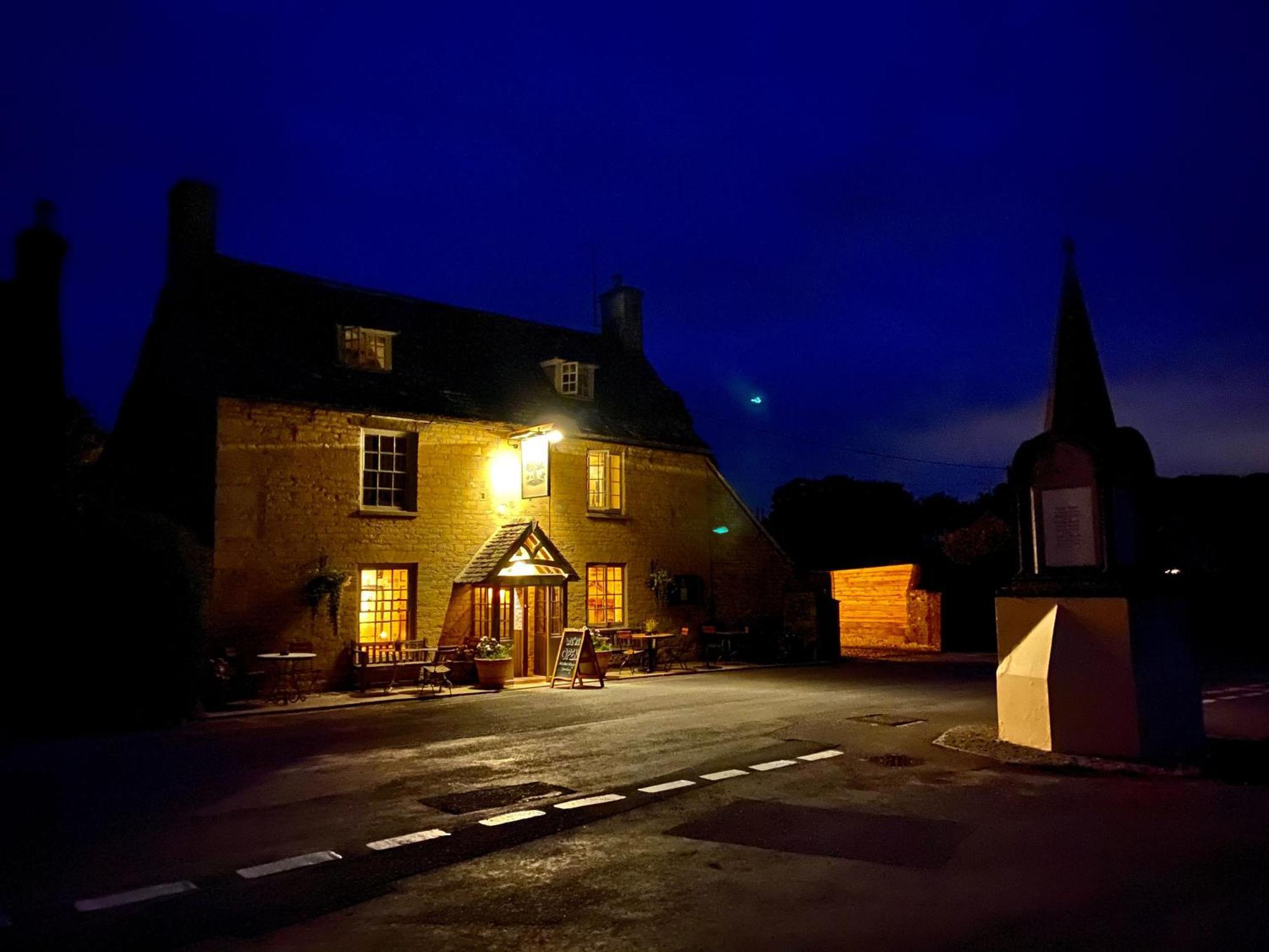 Royal Oak Ramsden Hotel Eksteriør billede